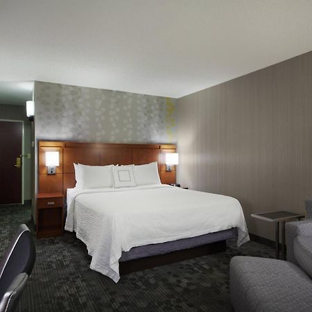 Отель Courtyard Chicago St. Charles Сент-Чарльз Экстерьер фото