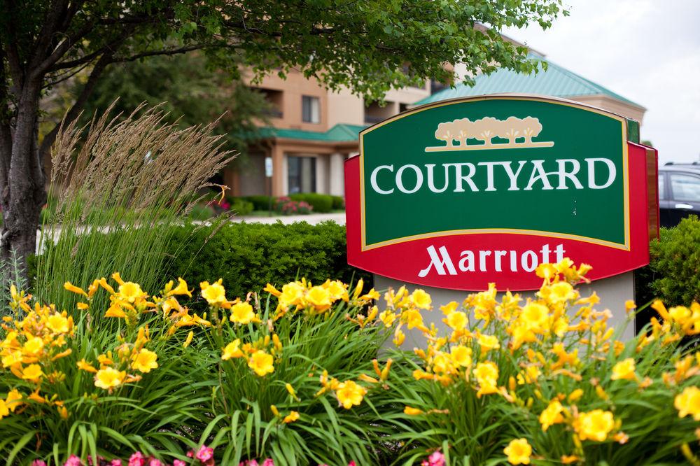 Отель Courtyard Chicago St. Charles Сент-Чарльз Экстерьер фото