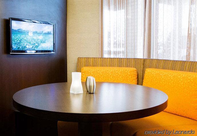 Отель Courtyard Chicago St. Charles Сент-Чарльз Экстерьер фото